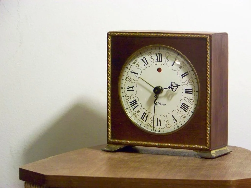 Welke kleur en welk materiaal tafelklok past bij uw interieur