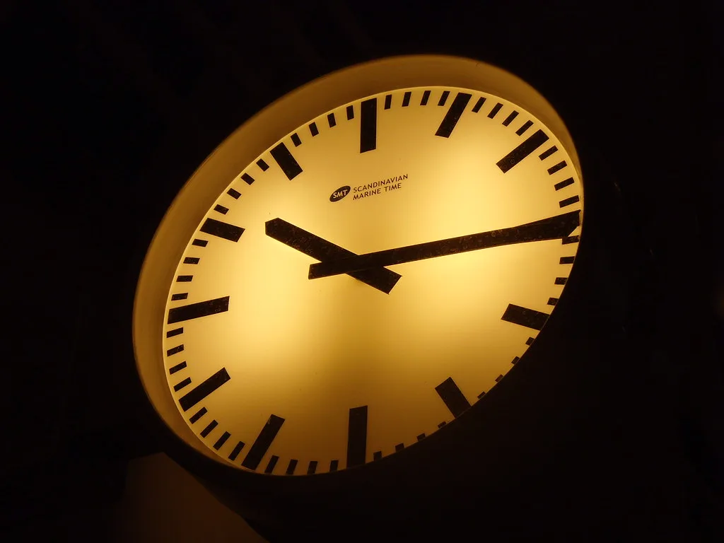 Tafelklok met verlichting: een wijzerplaat die ook in het donker afleesbaar is